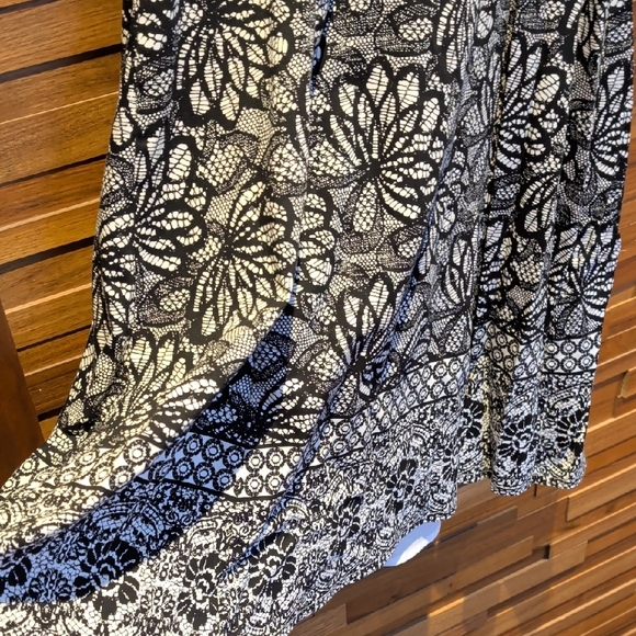 Adore Black and White Floral Lace Sleeveless Dress - Picture 3 of 9